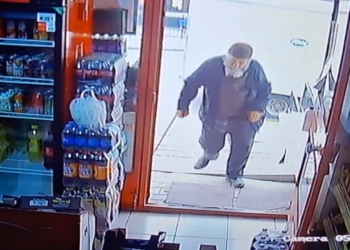 Bastonla gittiği bakkaldan dönüşte eşini ve oğlunu öldürdü