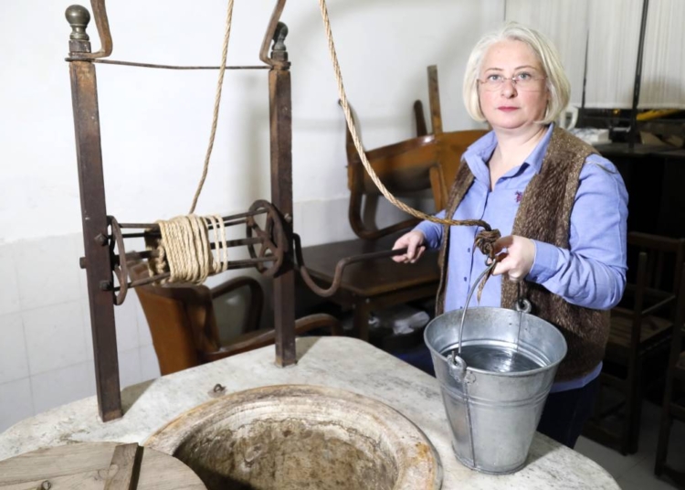 Sadece 650 yıllık sarnıçta biriken yağmur suyundan içiyor 1 Sadece 650 yıllık sarnıçta biriken yağmur suyundan içiyor