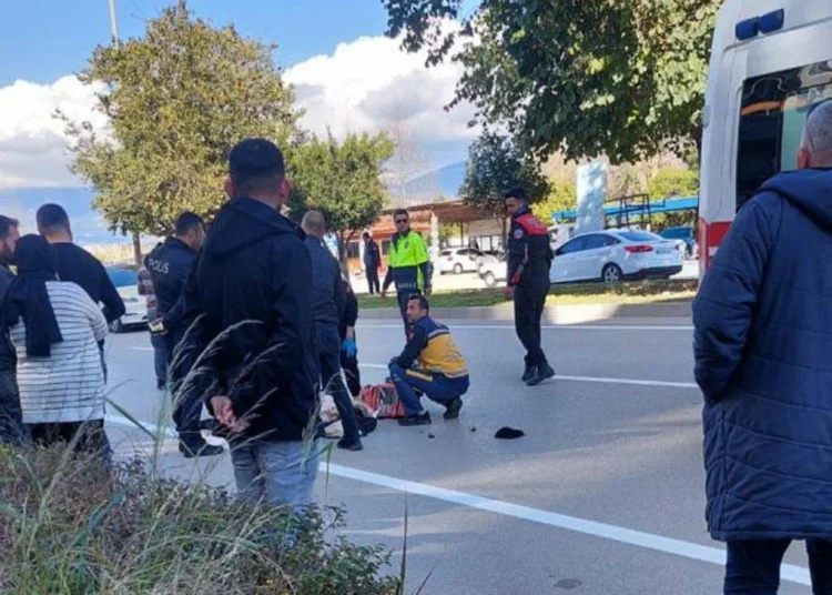 17 yaşındaki ehliyetsiz sürücünün kullandığı otomobil, motosiklete çarptı: Kaza anı kameralara yansıdı 1 17 yaşındaki ehliyetsiz sürücünün kullandığı otomobil, motosiklete çarptı: Kaza anı kameralara yansıdı
