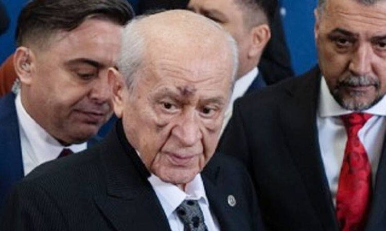 Devlet Bahçeli'nin yüzündeki morlukların nedeni belli oldu 1 Devlet Bahçeli’nin yüzündeki morlukların nedeni belli oldu