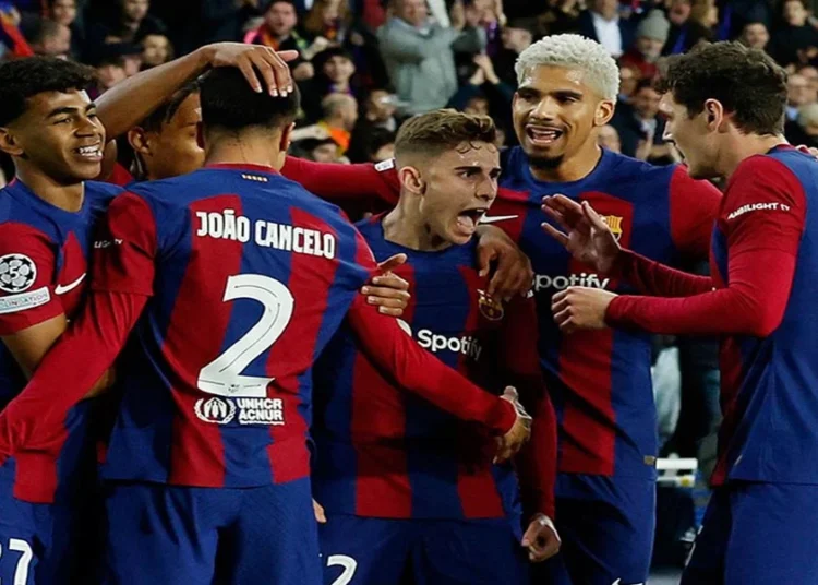 Devler Ligi’nde Napoli’yi deviren Barcelona çeyrek finalde