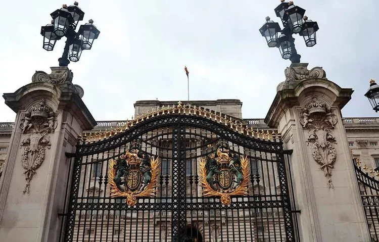 Buckingham Sarayı’nın kapısına araba çarptı, bir kişi gözaltına alındı