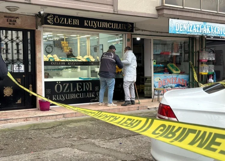 Bursa'da kuyumcu soygunu: 1 dakika içinde 3,5 milyon liralık altın çaldılar 1 Bursa’da kuyumcu soygunu: 1 dakika içinde 3,5 milyon liralık altın çaldılar