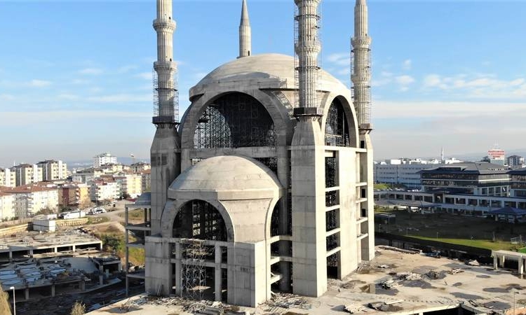 AKP’li belediyenin bitiremediği 20 bin kişilik cami için Emlak Konut GYO devreye girdi