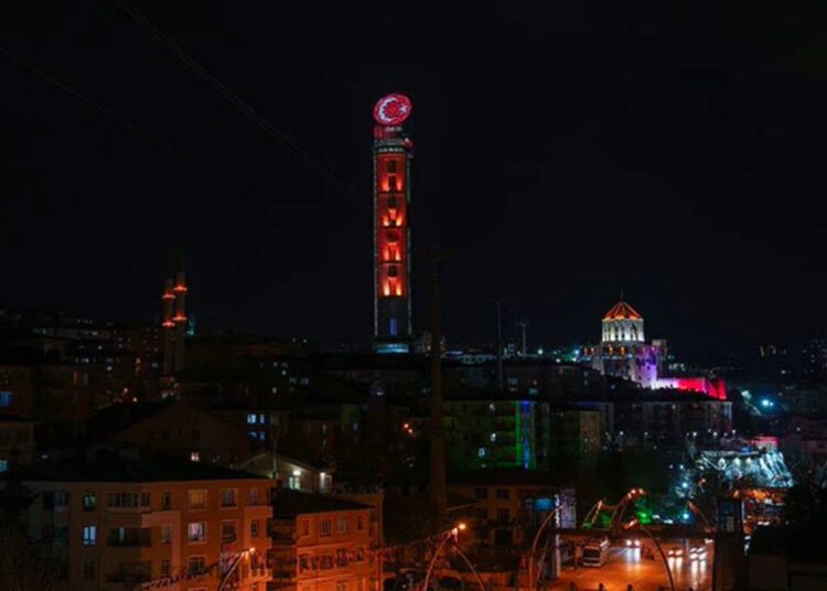 Seçim öncesi açılışı yapılan kulenin asansöründe vatandaşlar mahsur kaldı 1 Seçim öncesi açılışı yapılan kulenin asansöründe vatandaşlar mahsur kaldı
