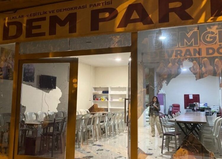 DEM Parti İnegöl’deki saldırıya dair suç duyurusunda bulundu: 'Demokrasiye dönük bir saldırı' 1 DEM Parti İnegöl’deki saldırıya dair suç duyurusunda bulundu: ‘Demokrasiye dönük bir saldırı’