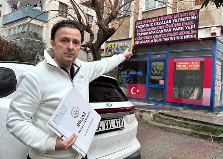 Sokak sakinlerinden fahri müfettişe pankartlı isyan! 1 Sokak sakinlerinden fahri müfettişe pankartlı isyan!