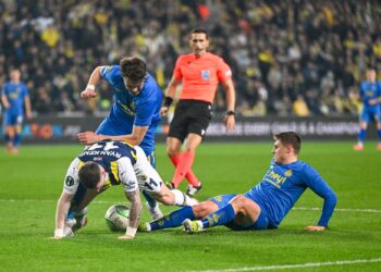 Evinde yenilen Fenerbahçe yine de çeyrek finale yükseldi