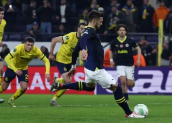 Belçika ekibini deplasmanda 3-0’a geçen Fener tur kapısını araladı