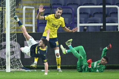 Belçika ekibini deplasmanda 3-0’a geçen Fener tur kapısını araladı