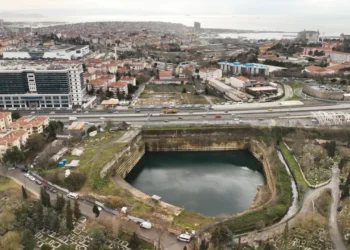 Kadıköy'deki boş inşaat çukuruna su doldu; Google, Apple ve Yandex haritalarında göl olarak tanımlandı 9 Kadıköy’deki boş inşaat çukuruna su doldu; Google, Apple ve Yandex haritalarında göl olarak tanımlandı