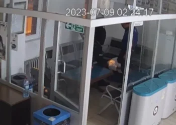 Gözaltındaki kişiyi karakolda darbeden iki polise dava açıldı