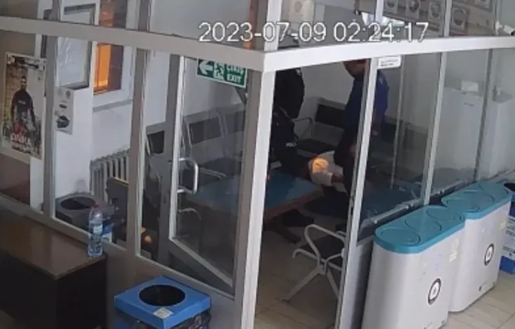 Gözaltındaki kişiyi karakolda darbeden iki polise dava açıldı 1 Gözaltındaki kişiyi karakolda darbeden iki polise dava açıldı