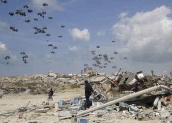 Havadan yardım ya insanları eziyor ya da denize düşüp boğulmalara yol açıyor