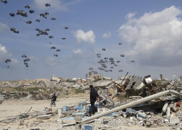 Havadan yardım ya insanları eziyor ya da denize düşüp boğulmalara yol açıyor 1 Havadan yardım ya insanları eziyor ya da denize düşüp boğulmalara yol açıyor