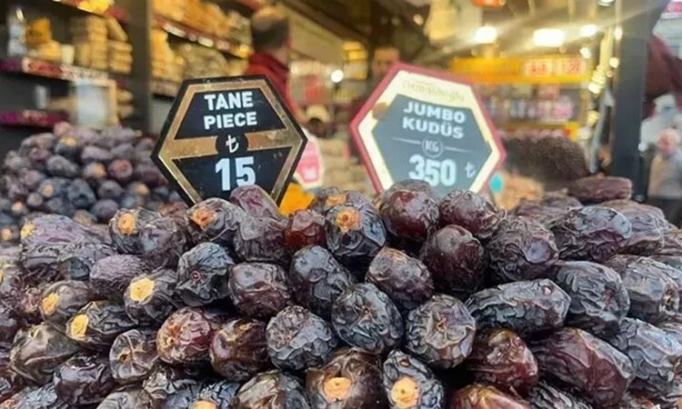 Hurma da lüks oldu: Mısır Çarşısı'nda taneyle satılıyor 1 Hurma da lüks oldu: Mısır Çarşısı’nda taneyle satılıyor