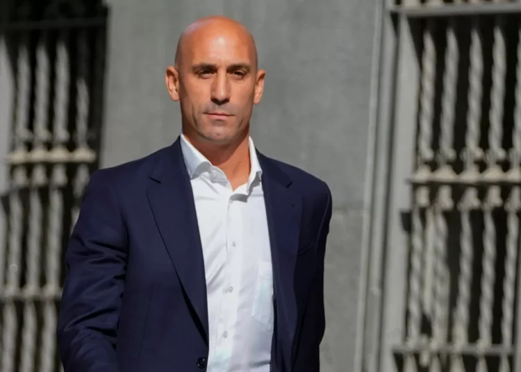 İspanyol savcılar, kadın futbolcuyu dudaklarından öpen Rubiales için 2,5 yıl hapis cezası istiyor