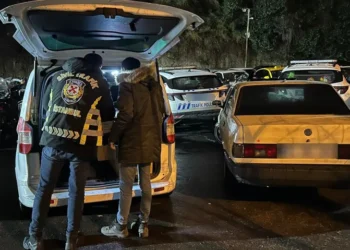 İki çocuğu kaputta taşıyan sürücüye para cezası