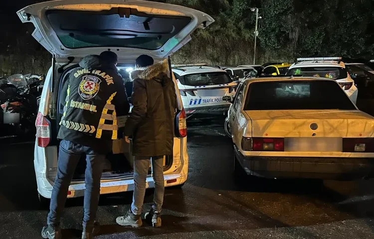 İki çocuğu kaputta taşıyan sürücüye para cezası