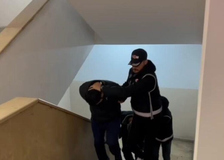 Kırmızı bültenle aranan iki zanlı, Türkiye'de yakalandı 1 Kırmızı bültenle aranan iki zanlı, Türkiye’de yakalandı