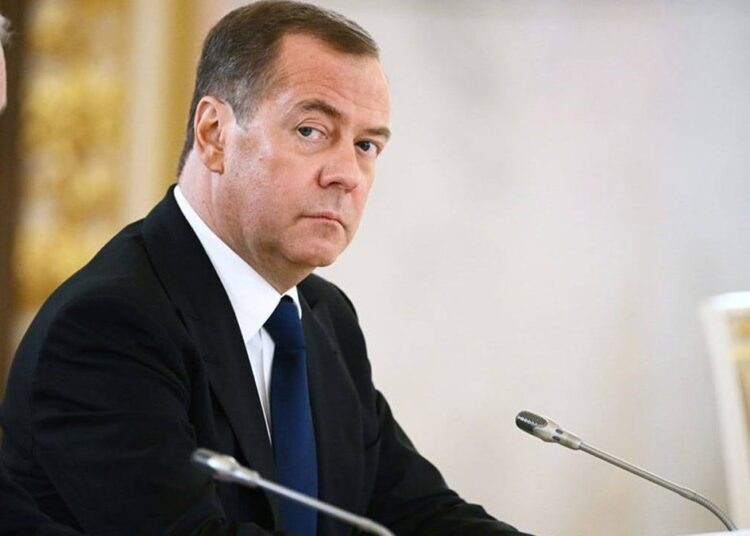 Medvedev’in iddiası: Almanya, Rusya ile savaşa hazırlanıyor