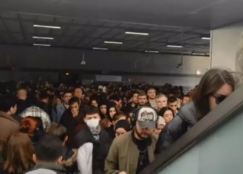 Metrobüs durağında yürüyen merdivenler ters yönde çalıştı: 3 kişi yaralandı