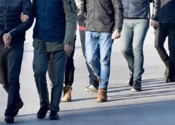 Polisten 20 ilde ‘kıskaç’ operasyonu! 70 FETÖ şüphelisi yakalandı 7 Polisten 20 ilde ‘kıskaç’ operasyonu! 70 FETÖ şüphelisi yakalandı