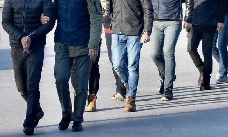 Polisten 20 ilde ‘kıskaç’ operasyonu! 70 FETÖ şüphelisi yakalandı 1 Polisten 20 ilde ‘kıskaç’ operasyonu! 70 FETÖ şüphelisi yakalandı