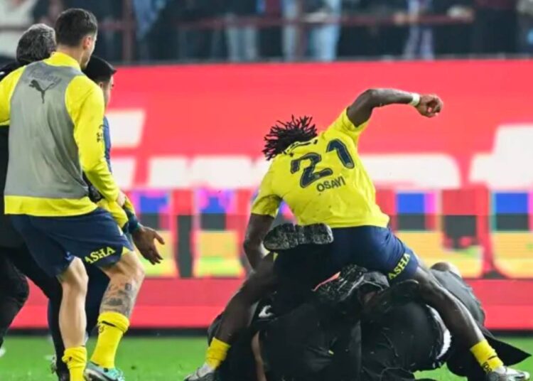 Osayi-Samuel'den yeni açıklama: Bu taraftarlardan bazıları silahlı 1 Osayi-Samuel’den yeni açıklama: Bu taraftarlardan bazıları silahlı