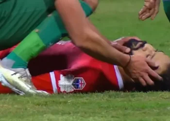 Sahada kalp krizi geçiren futbolcu yoğun bakıma kaldırıldı