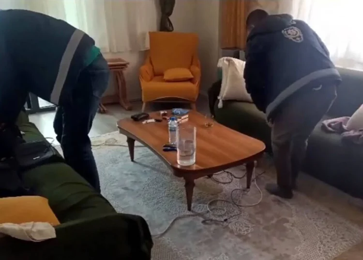 Yavuz Tekin'in özel haberi... Sahte polis kimliği ve 'FETÖ soruşturması' evraklarıyla evlere baskın yapıp soyuyorlar 1 Yavuz Tekin’in özel haberi… Sahte polis kimliği ve ‘FETÖ soruşturması’ evraklarıyla evlere baskın yapıp soyuyorlar
