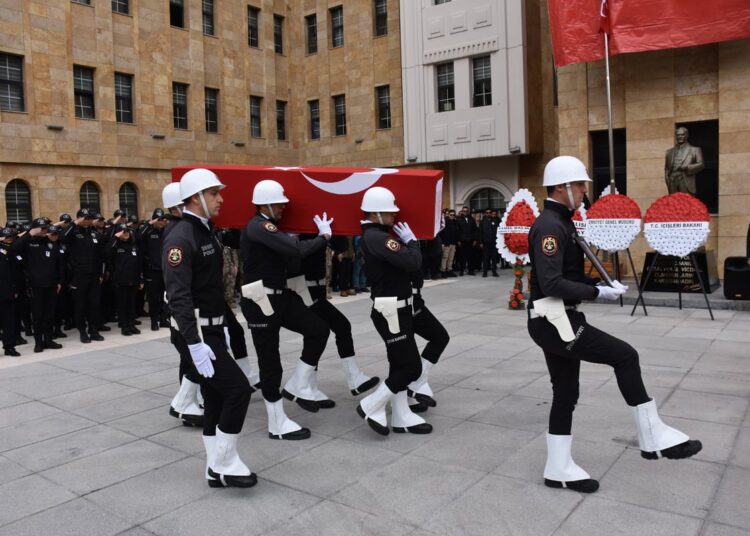 Erdoğan’ı korurken kazada şehit olan polisin doğum günüymüş 1 Erdoğan’ı korurken kazada şehit olan polisin doğum günüymüş