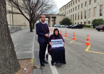 Emine Şenyaşar adalet talebiyle yeniden Adalet Bakanlığı önünde