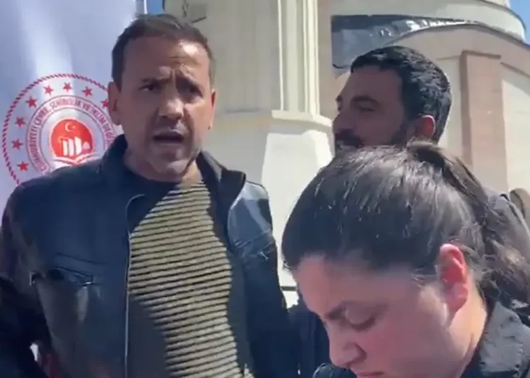 TOKİ Başkanı Ömer Bulut protestoya dayanamadı: Hakkını arayan vatandaşı yumrukladı