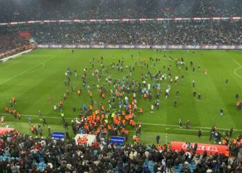 Maç sonu saha karıştı: Trabzonlu taraftarlar Fenerbahçeli futbolculara saldırdı