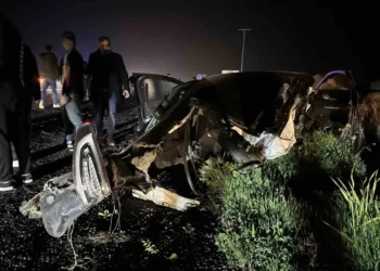 Otomobil çarpmanın etkisiyle ikiye bölündü: 3 ölü, 6 yaralı