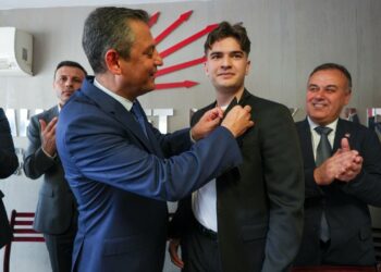 AKP Gençlik Kolları’ndan CHP’ye transfer: Rozetini Özel taktı