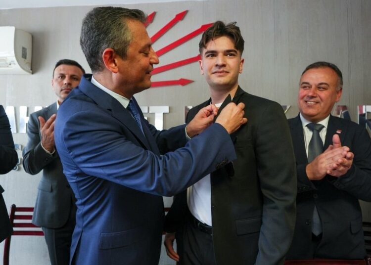 AKP Gençlik Kolları'ndan CHP'ye transfer: Rozetini Özel taktı 1 AKP Gençlik Kolları’ndan CHP’ye transfer: Rozetini Özel taktı