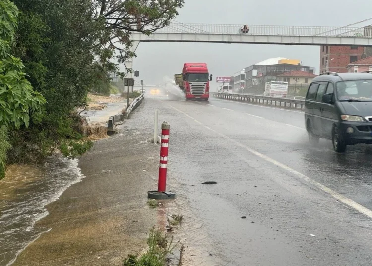 Fırtına ve sağanak İstanbul trafiğini vurdu 1 Fırtına ve sağanak İstanbul trafiğini vurdu