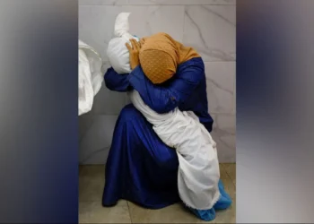 Yılın Dünya Basın Fotoğrafı: Kefene sarılı beş yaşındaki yeğenini﻿ kucaklayan Filistinli kadın