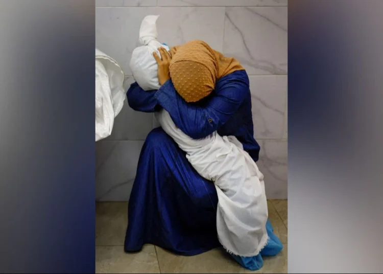 Yılın Dünya Basın Fotoğrafı: Kefene sarılı beş yaşındaki yeğenini kucaklayan Filistinli kadın 1 Yılın Dünya Basın Fotoğrafı: Kefene sarılı beş yaşındaki yeğenini kucaklayan Filistinli kadın