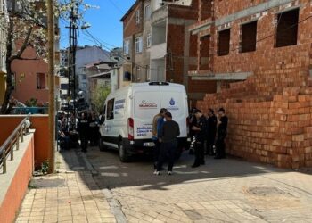 İstanbul’da aile katliamı… Anne ile ağabey öldü, baba ile kız kardeş yaralandı!