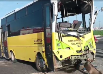 Mardin’de midibüs ile TIR çarpıştı: 18 yaralı