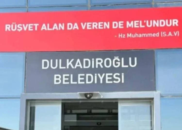 Yeniden Refah, kazandığı belediyelere ‘rüşvet’ tabelası astı