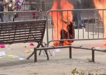 Eski Başkan Trump’ın yargılandığı mahkeme önünde kendini yaktı