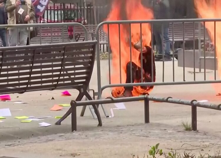 Eski Başkan Trump’ın yargılandığı mahkeme önünde kendini yaktı