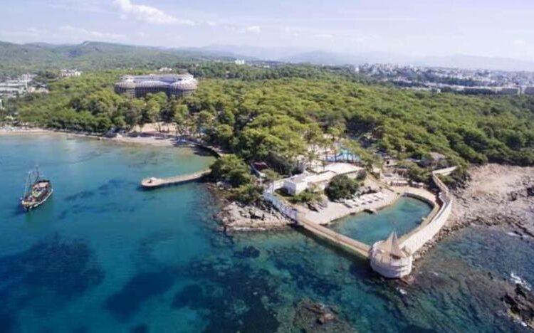 Tabiat parkına duvar ördüler, halkı denize sokmuyorlar!