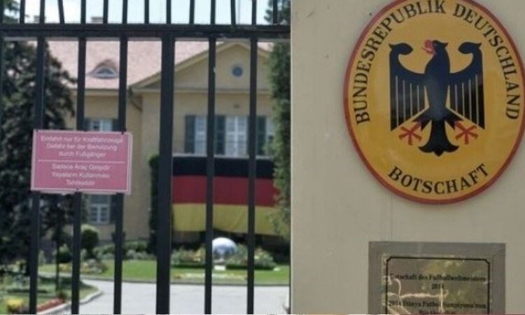 Almanya Büyükelçiliği Türkiye'de 'çalışan' ilanı verdi: Şartlar arasında ‘Türk polisini iyi tanımak’ var 1 Almanya Büyükelçiliği Türkiye’de ‘çalışan’ ilanı verdi: Şartlar arasında ‘Türk polisini iyi tanımak’ var