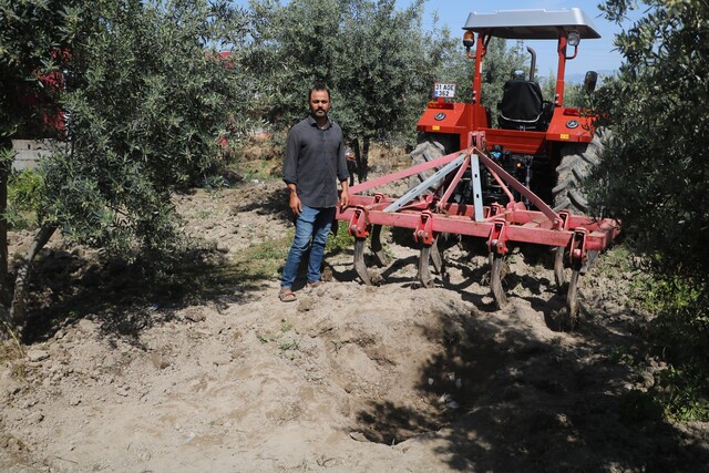Zeytin bahçesini sürerken Bizans dönemine ait 22 altın sikke buldu 1 Zeytin bahçesini sürerken Bizans dönemine ait 22 altın sikke buldu