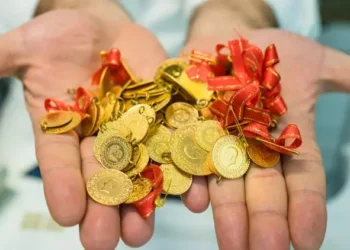 Ünlü ekonomist altın için hedef fiyat verdi! 4 Ünlü ekonomist altın için hedef fiyat verdi!